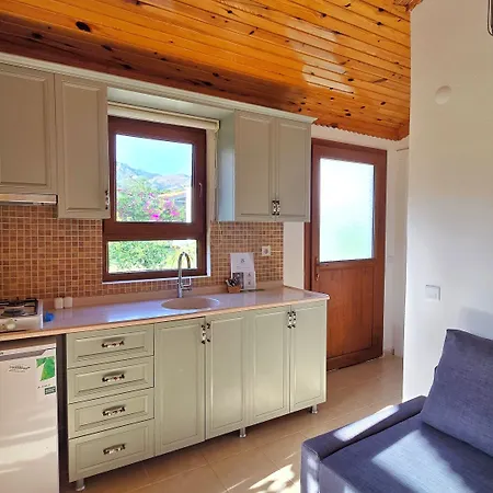 מלון Yarimada Butik 3*